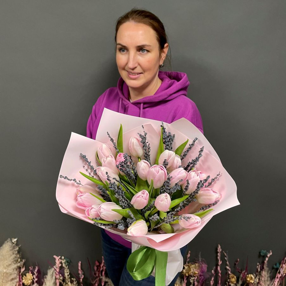 Букет из тюльпанов и лаванды «Розовое восхищение»