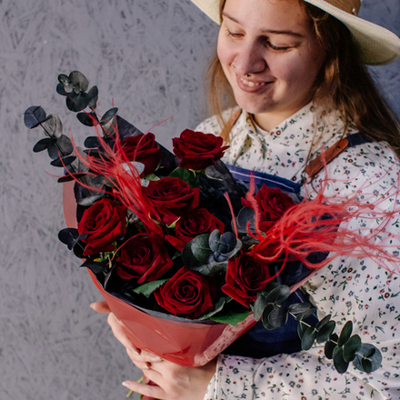 85. Классический темный букет с розами и стифой