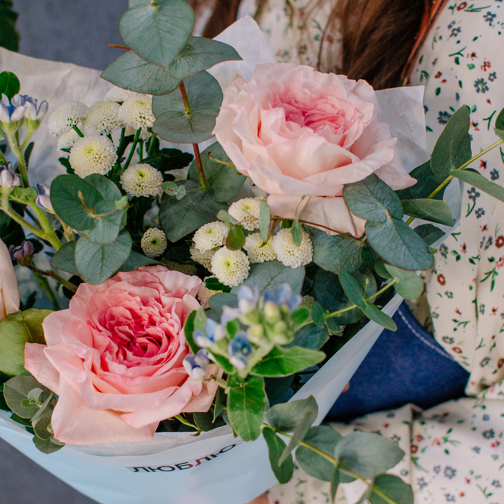 151. Акварельный букет в розово-голубой гамме с оксипеталумом