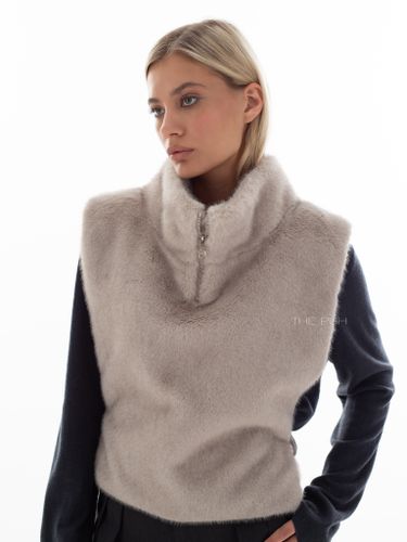 Жемчужно-серая манишка из эко-меха на молнии