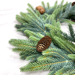 Венок королевский с шишками 45см ChristmasDeLuxe зеленый