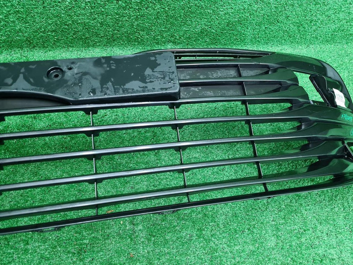 Решетка переднего бампера Toyota Camry xv70 17-21