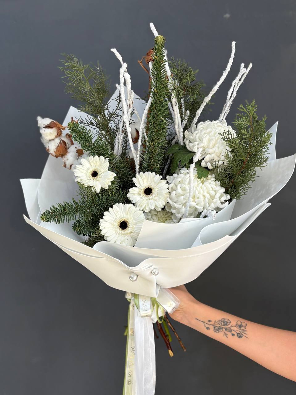 Зимний букет с нобилисом и герберами