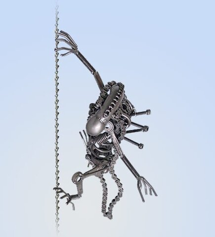 AD008 Фигура «Чужой» на цепи (AT)