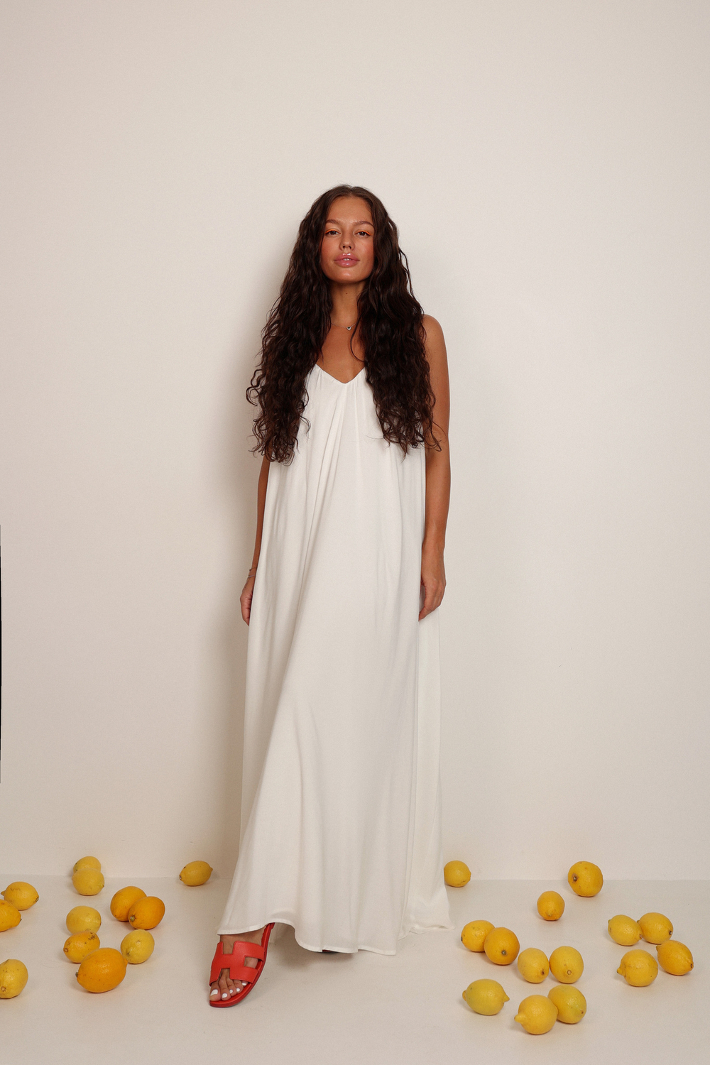 Платье на тонких бретелях макси