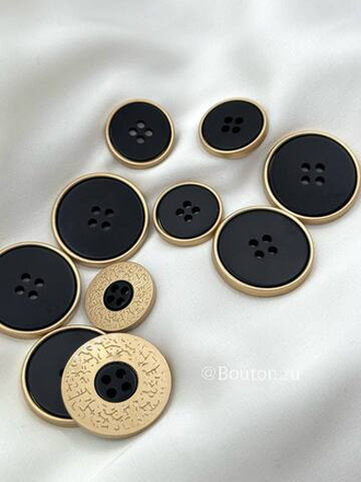 Пуговицы черные на прокол в золотистом металлическом обрамлении