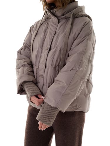 Тонкий пуховик с вязаным капюшоном в цвете капучино