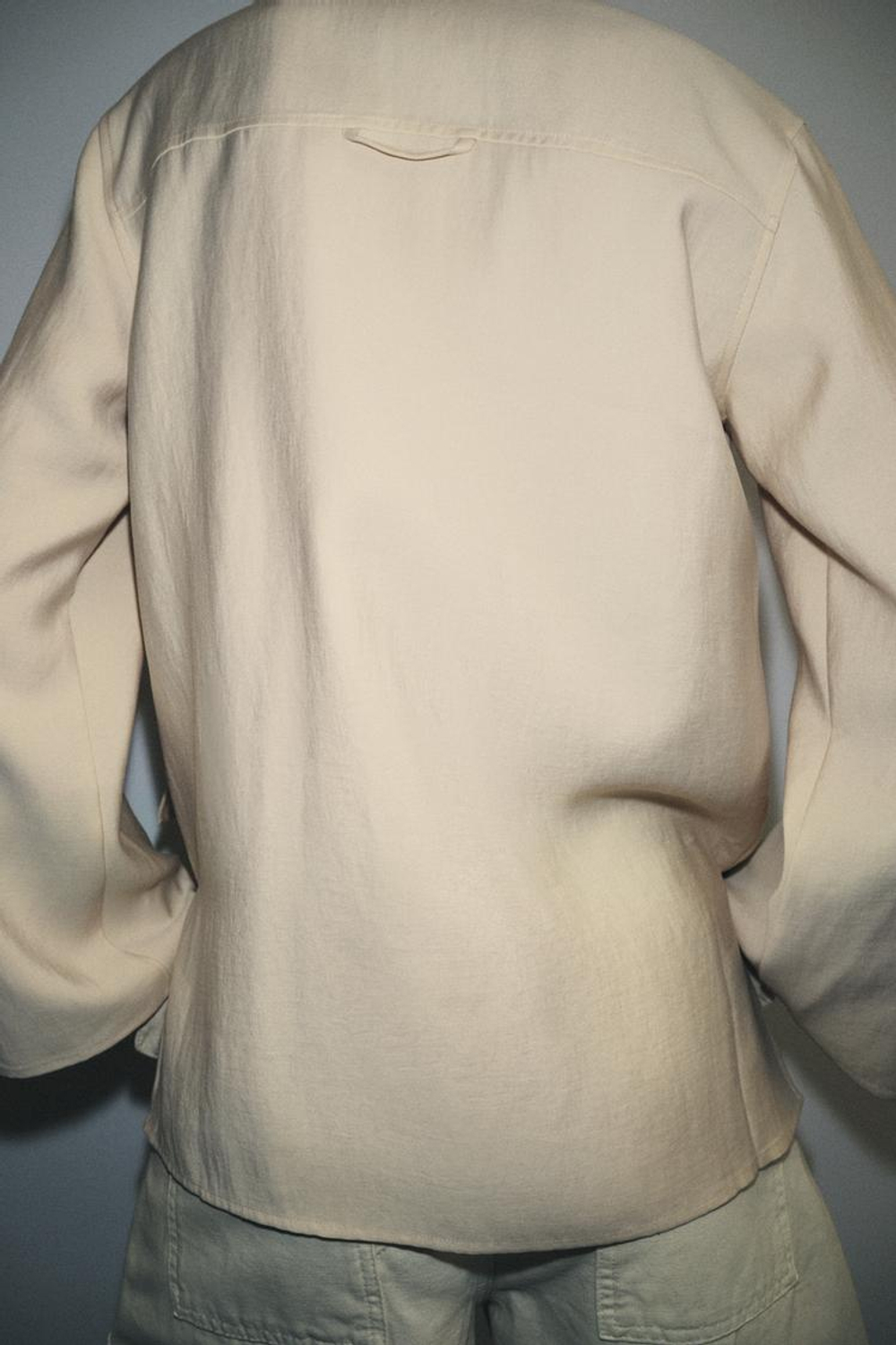 ZARA СТРУЯЩАЯСЯ РУБАШКА С КАРМАНАМИ — ZW COLLECTION, ЦВЕТ СЛОНОВОЙ КОСТИ