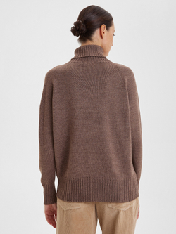 Свитер с высокой горловиной в рубчик