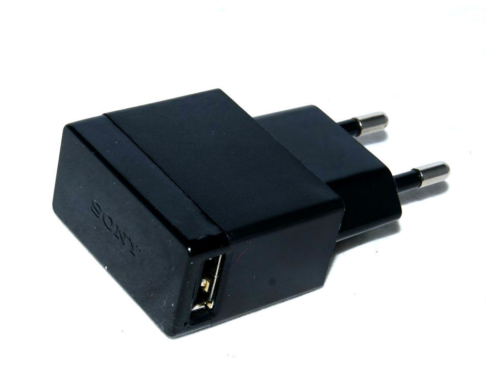 Сетевой адаптер питания Sony 1,5A (черный)