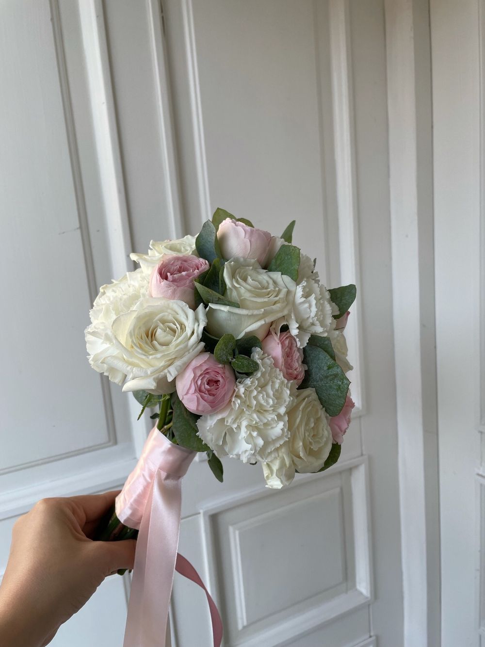 Свадебный букет из одноголовых роз, диантусов, кустовых пионовидных роз и эвкалипта