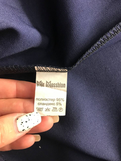 Платье Mir Mosshion лаконичное, визуально на 42 размер