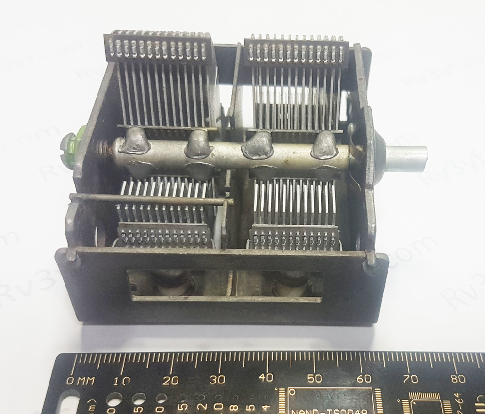 Конденсатор переменный от радиоприемников, КПЕ две секции по 2х12/495 пФ,  65х65х35 мм.