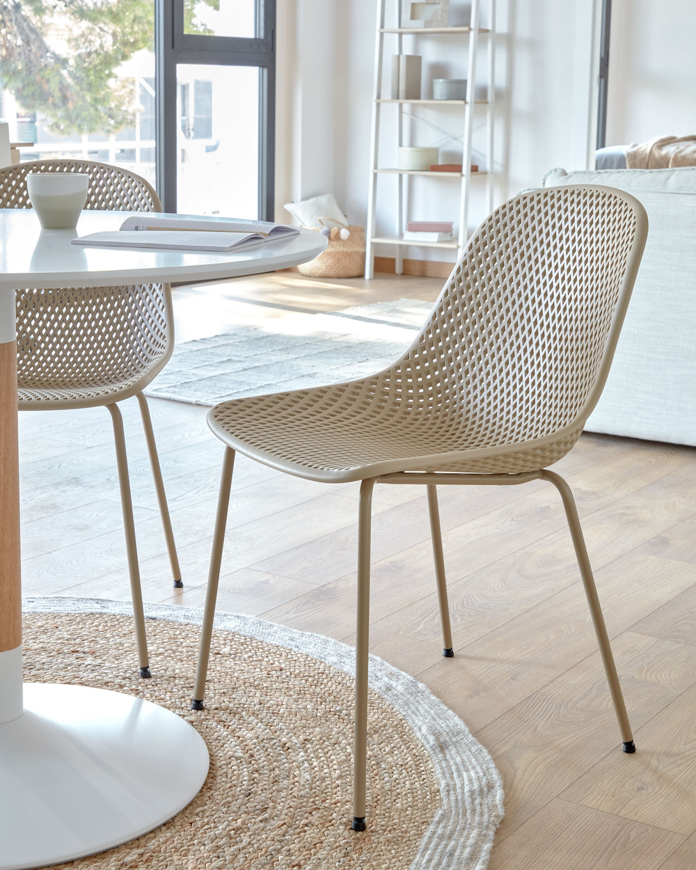 Стул Quinby бежевый пластик