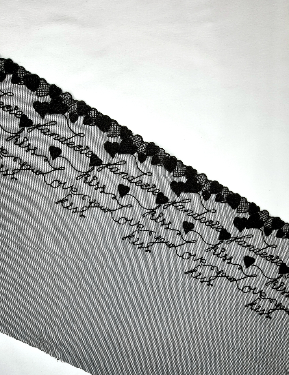 Вышивка на сетке черная правая К581