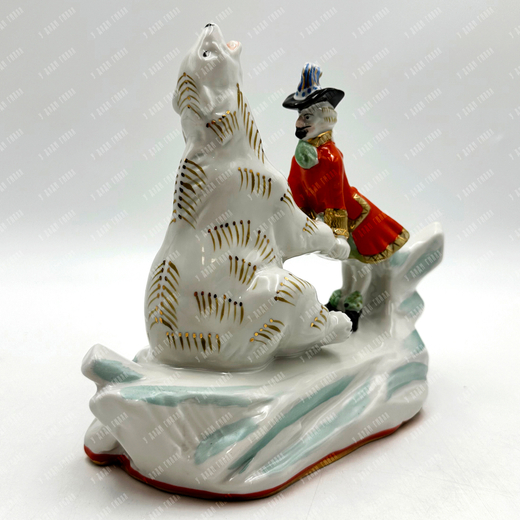 Мюнхгаузен с белым медведем. ДФЗ, СССР, 1960 г. Фарфор, ручная роспись, позолота. Вербилки.
