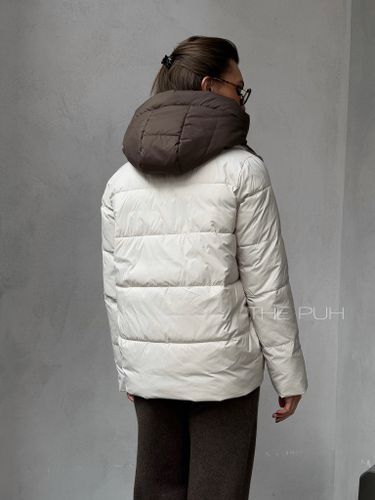 Бежево-шоколадный пуховик с капюшоном