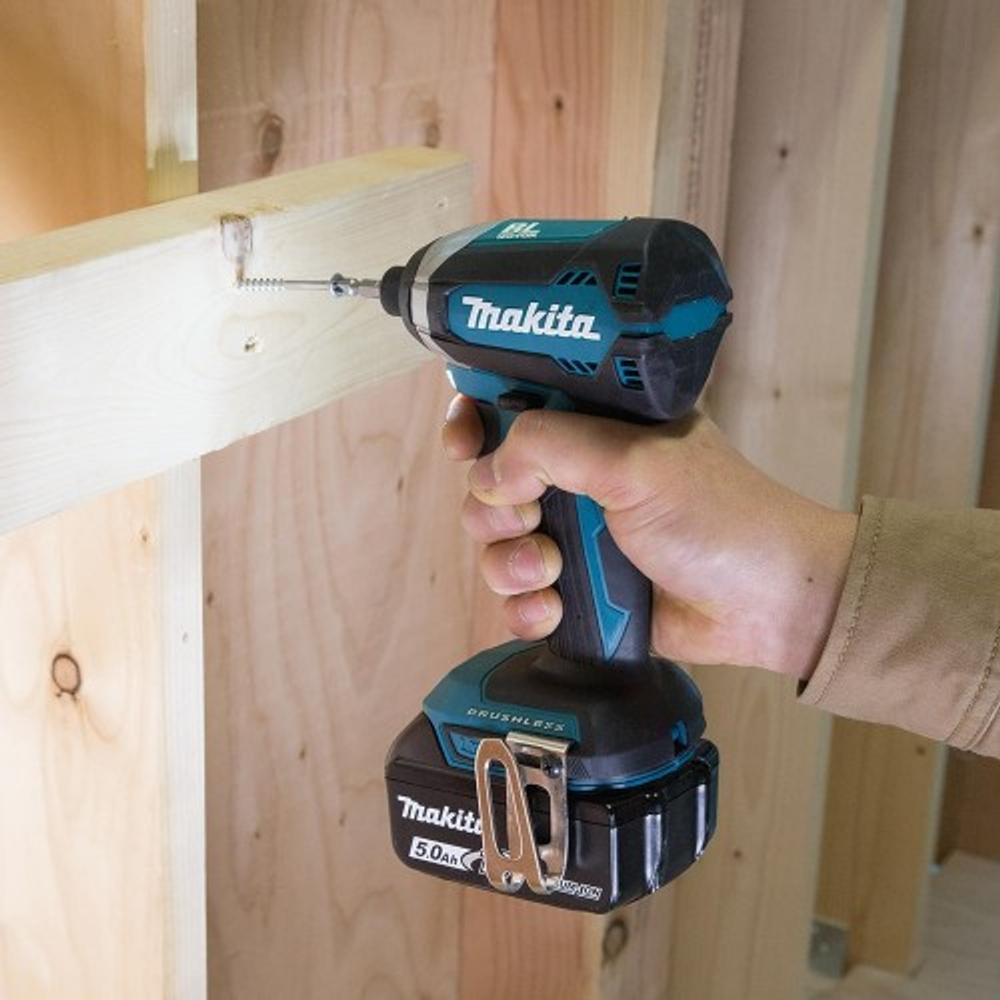 Аккумуляторный шуруповерт MAKITA DTD 153 ZJ ударный,бесщеточный, без АКБ и ЗУ DTD153ZJ
