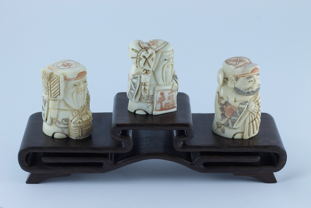 Сет нэцкэ 3 бога Дзюродзин, Фукурокудзю и Бисямонтен на подставке