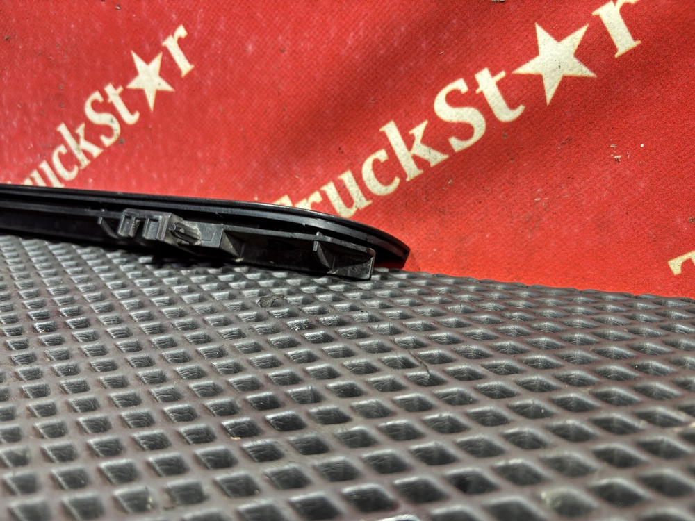 Накладка двери левой