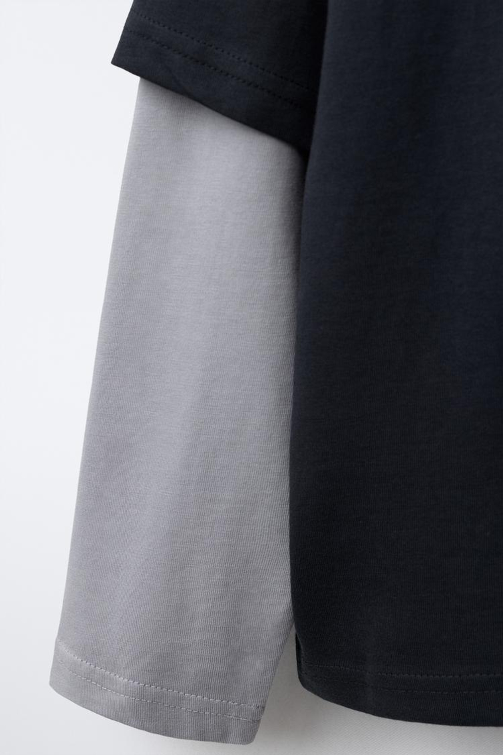 ZARA ЛОНГСЛИВ С ДВОЙНЫМИ РУКАВАМИ И НАДПИСЬЮ, СЕРО-СИНИЙ