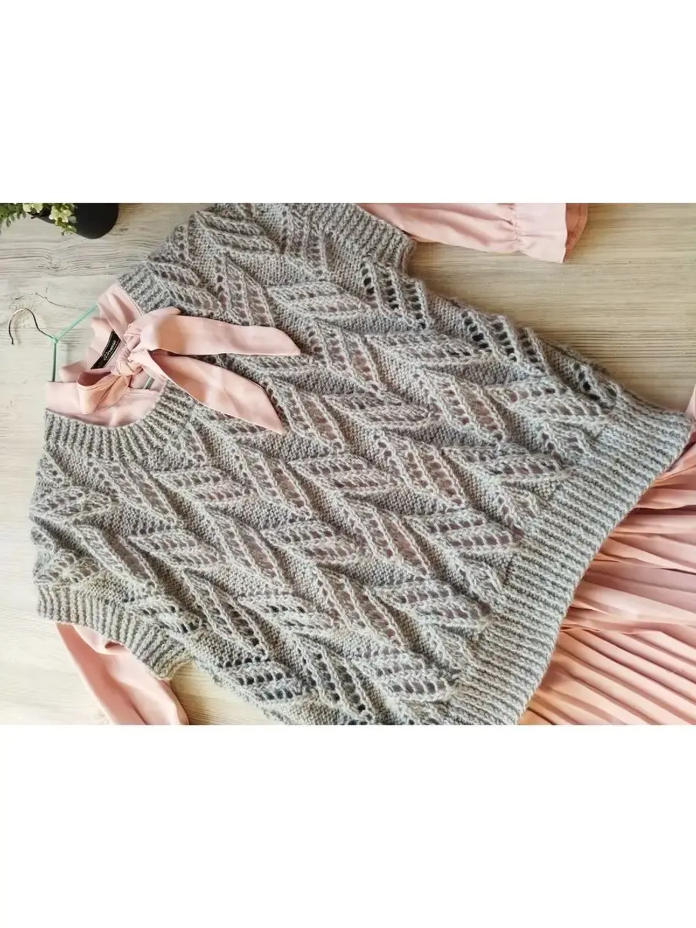 Жилет вязаный ажурный