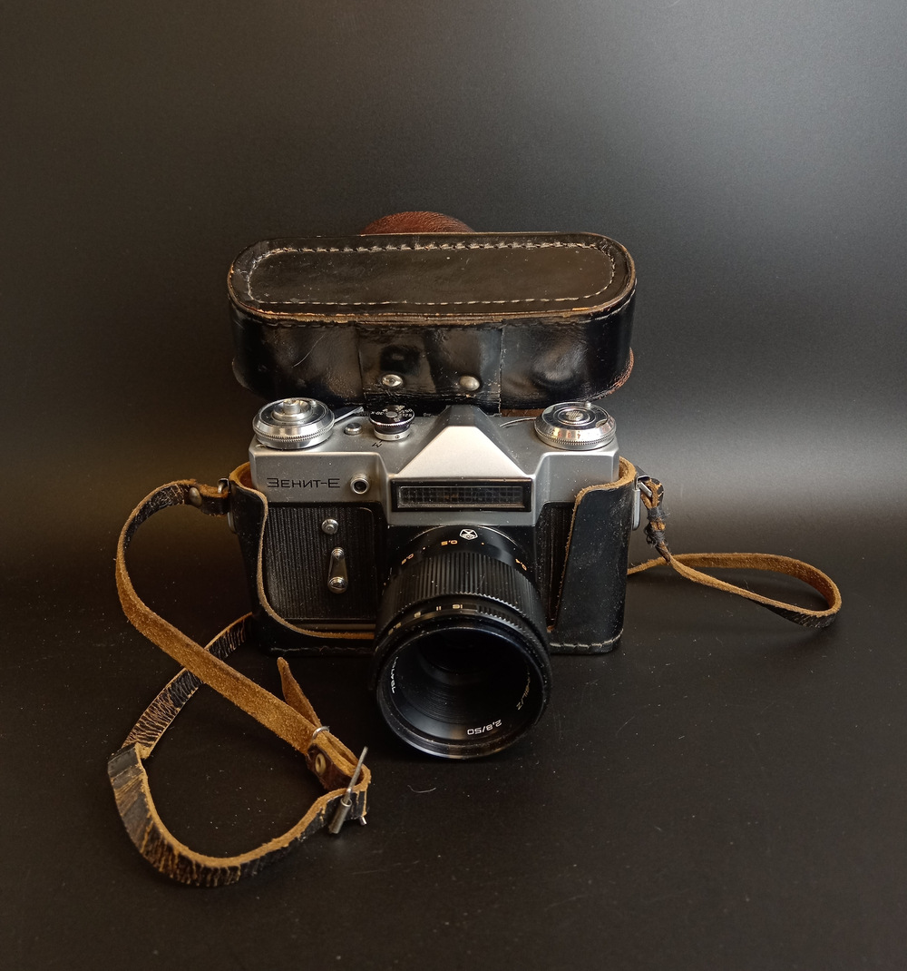 Фотоаппарат "Зенит-Е" с объективом "Индустар 61 L/Z", металл, стекло, кожа, пластик, Красногорский механический завод (КМЗ), СССР, 1977 г.