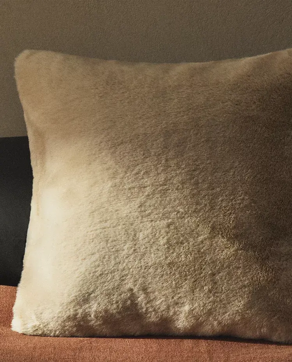 ZARA HOME НАВОЛОЧКА ДЛЯ ДЕКОРАТИВНОЙ ПОДУШКИ ИЗ ИСКУССТВЕННОЙ ШЕРСТИ, БЕЖЕВЫЙ