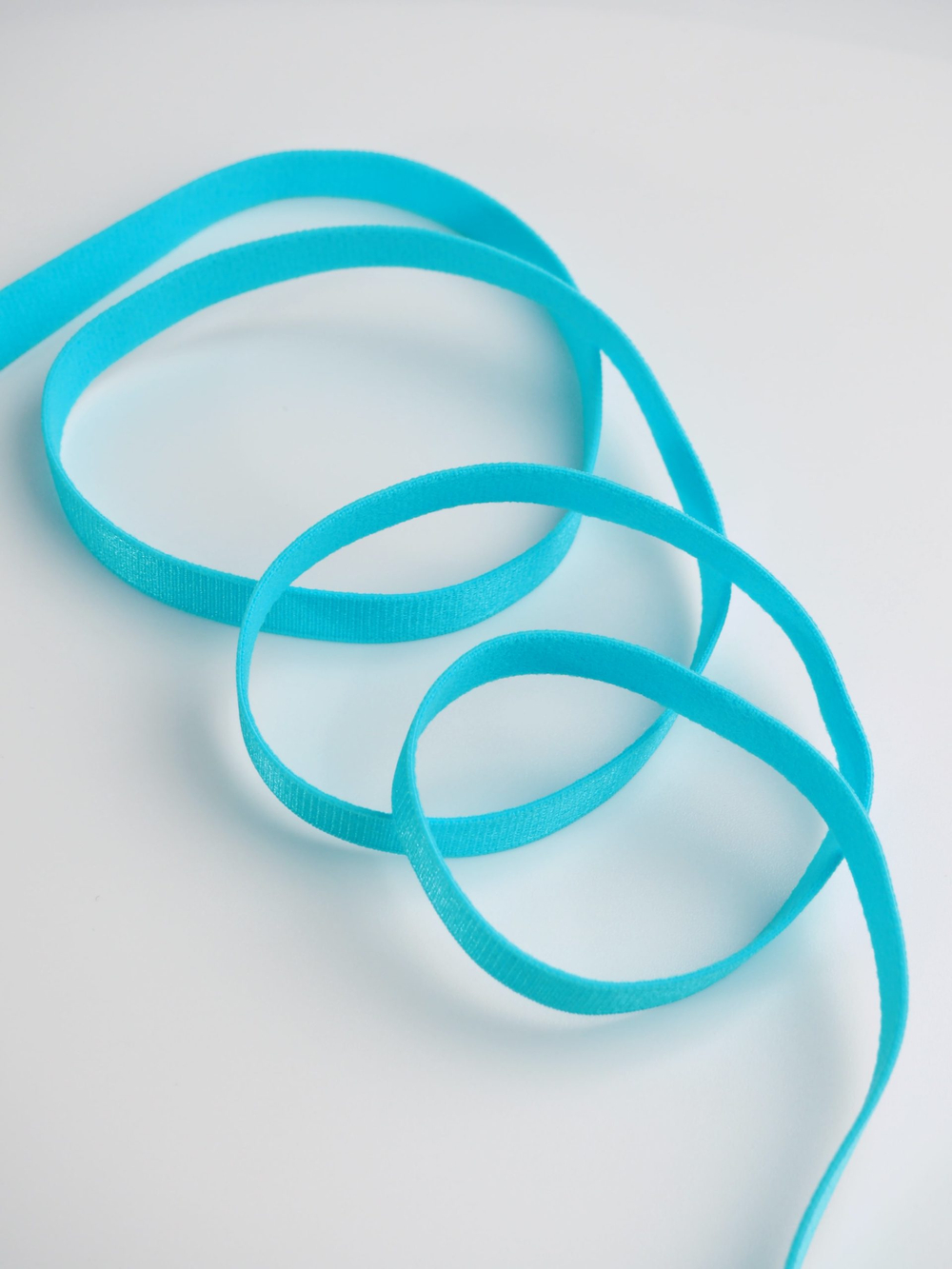 Резинка бретелечная ярко-голубая глянцевая ширина 10 мм