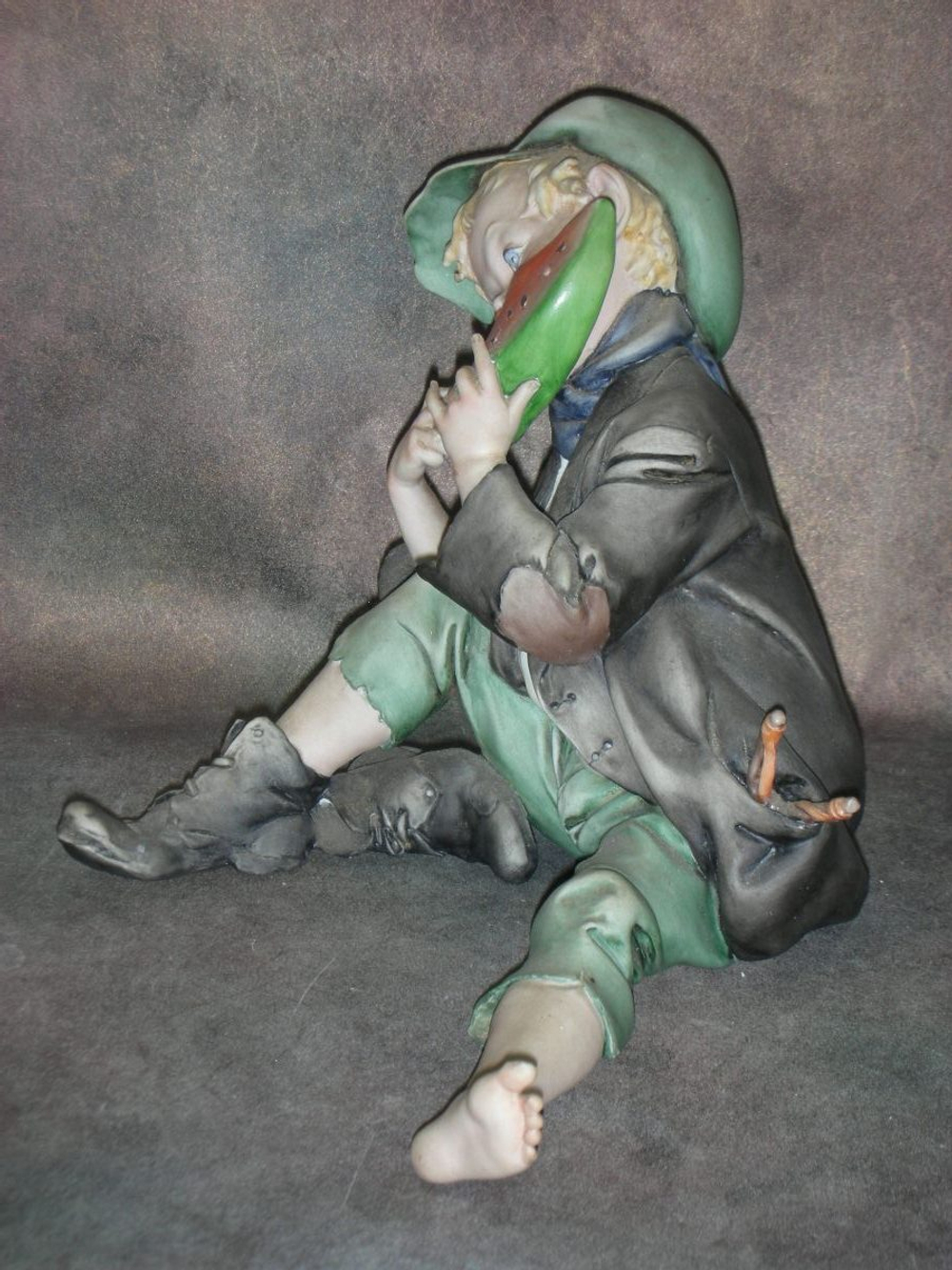 Статуэтка. Фарфор. Уличный мальчик, поедающий арбуз. Capodimonte. Италия