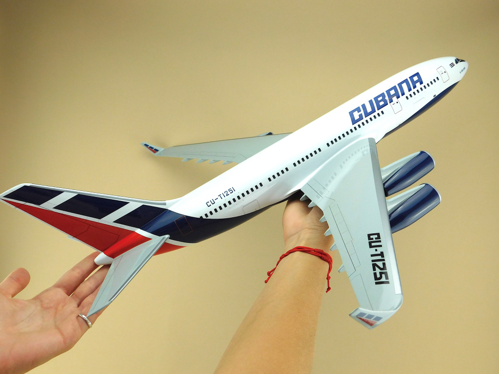 Модель самолета Ил-96-300 (М1:100, CUBANА)