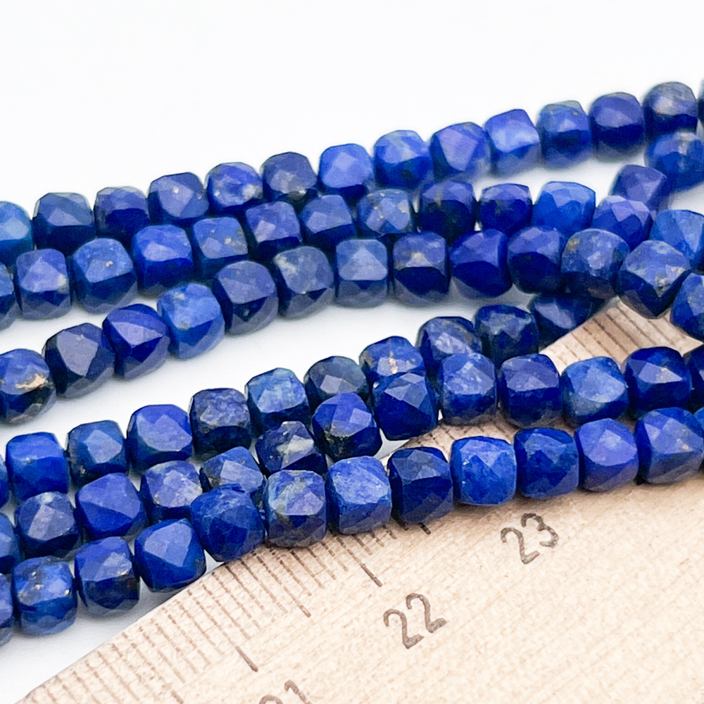 Лазурит бусины, куб, размер около 3,9-4,1 мм, цена за 23-24 шт (1/4 нити)