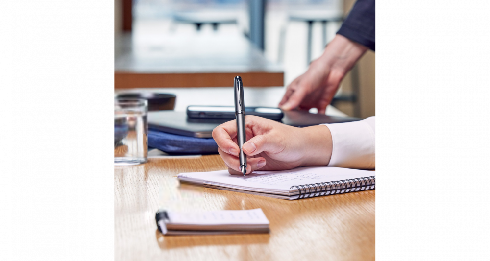 Перьевая ручка Parker IM Professionals Monochrome Titanium, перо:F/M, цвет чернил: blue, в подарочной упаковке.