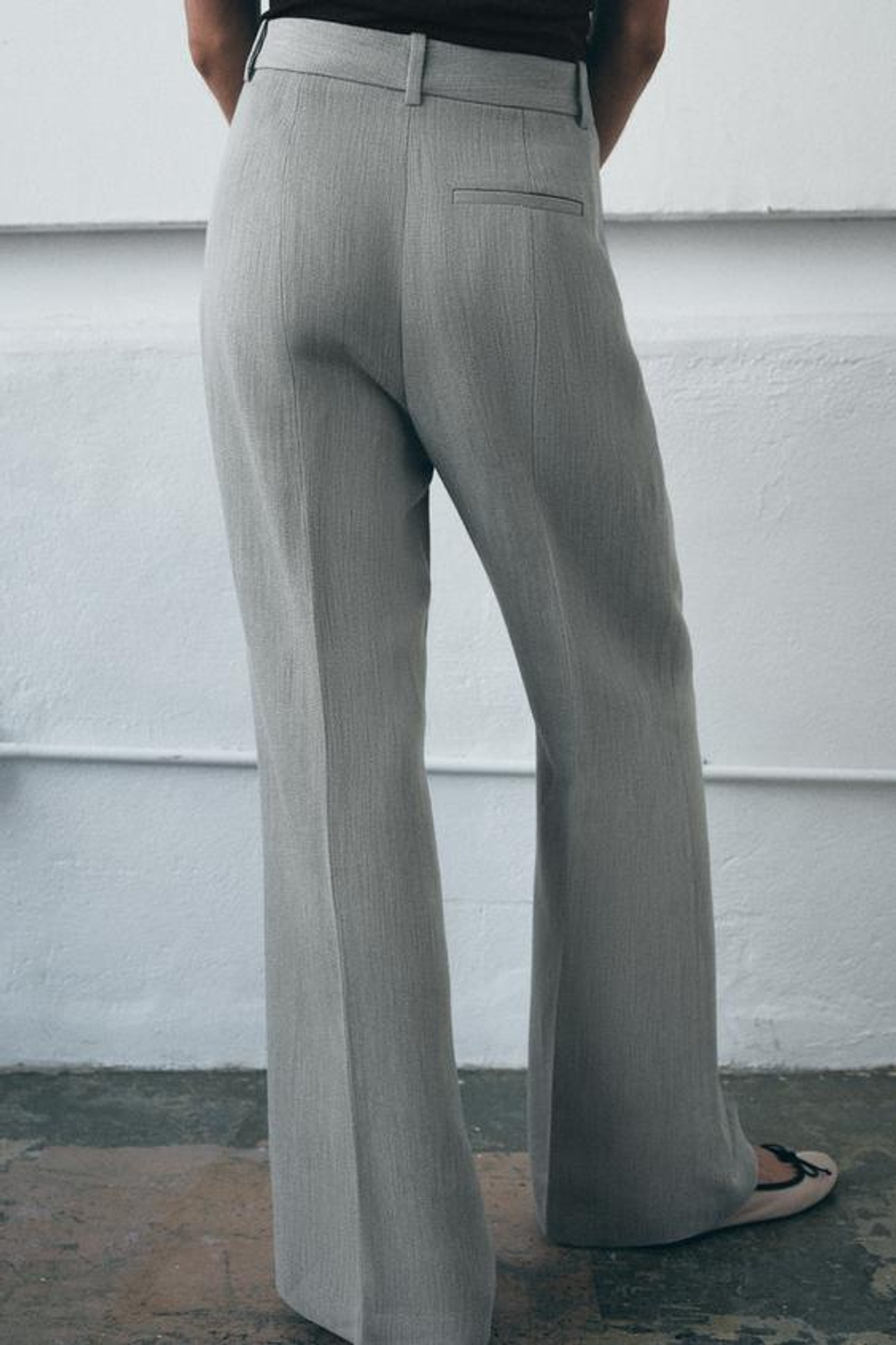 ZARA РАСКЛЕШЕННЫЕ БРЮКИ СТРУКТУРНЫЕ ZW COLLECTION, СЕРЫЙ