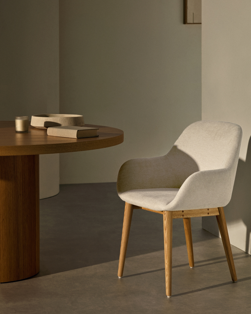 Стул Konna бежевого цвета с ножками из массива ясеня