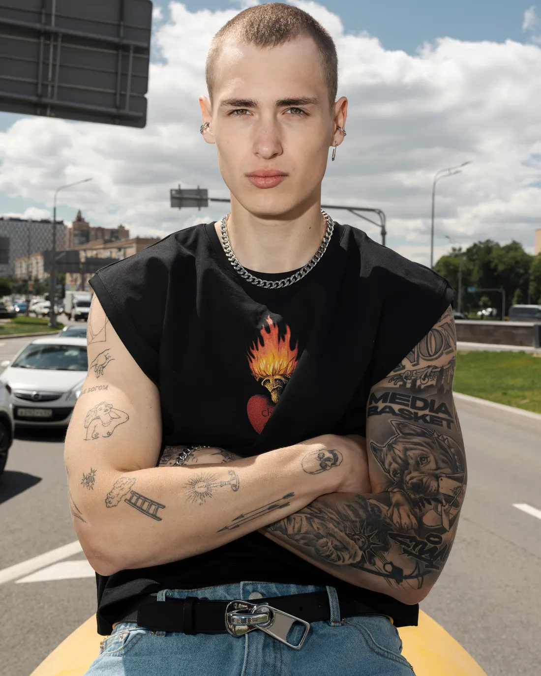 Черная футболка без рукавов "Данко"