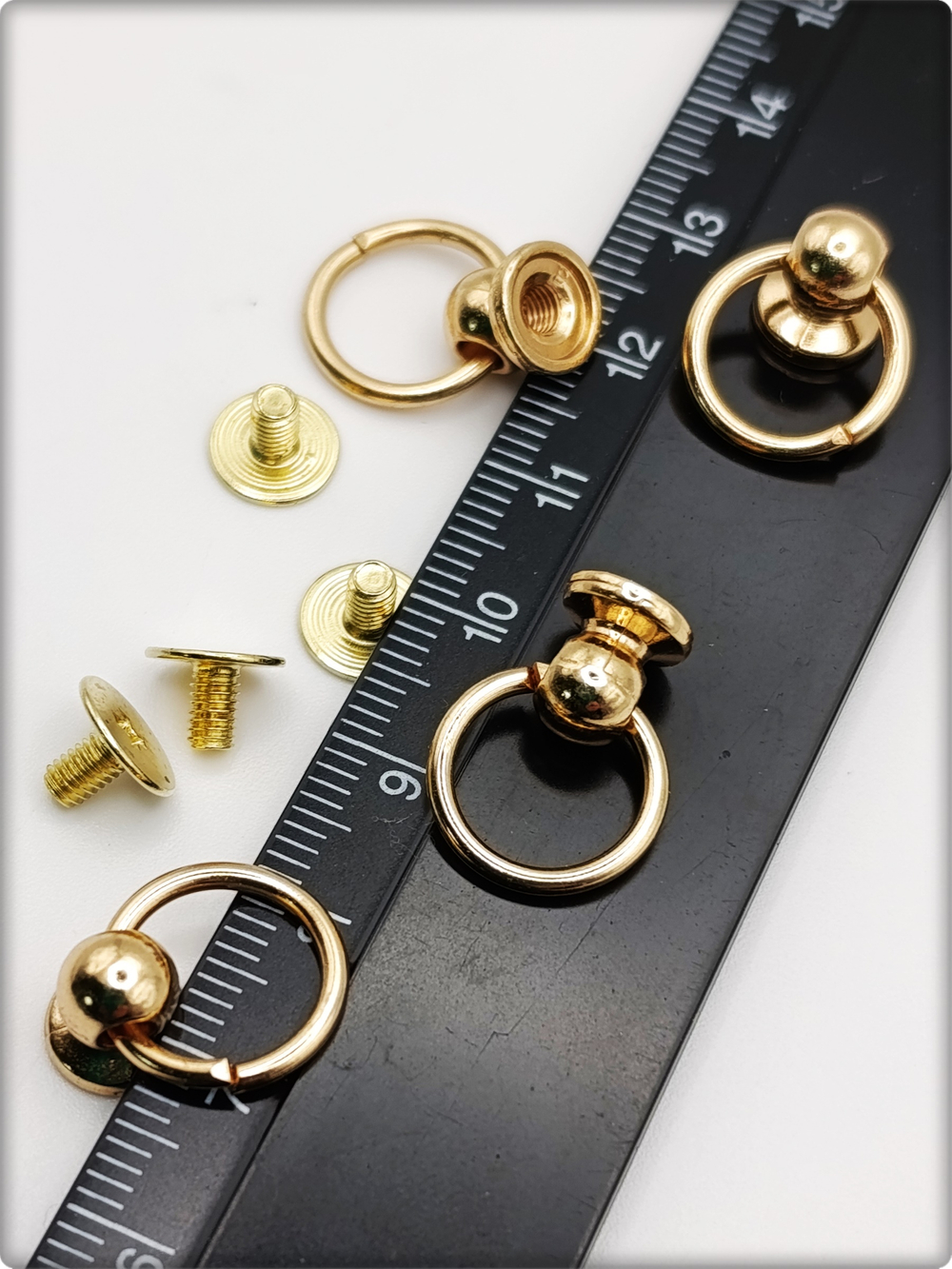 Заклепки круглые золотистые 8мм на винте для декора одежды.