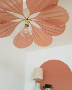 Нежный и легкий подвесной светильник в форме лепестков.