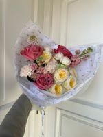 Букет сборный из кустовых пионовидных роз, маттиолы, одноголовых роз и диантусов