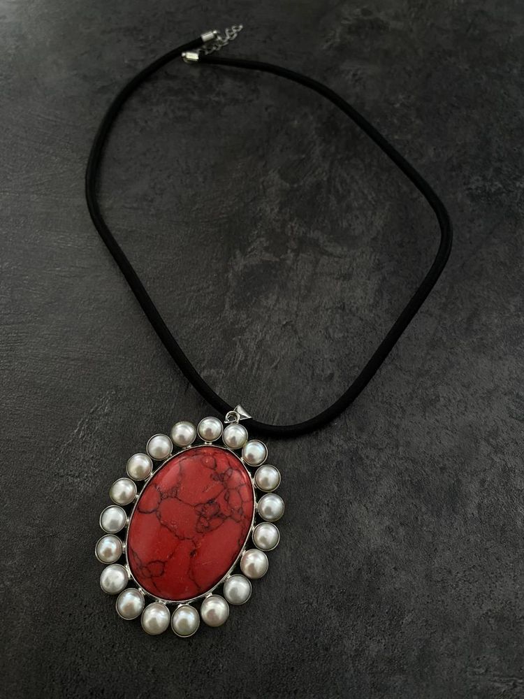 ПОДВЕСКА на черн.шнурке красн жемчуг по краю 58045