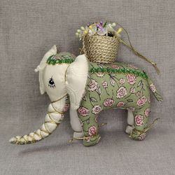 Ёлочная игрушка Слон с аксессуаром