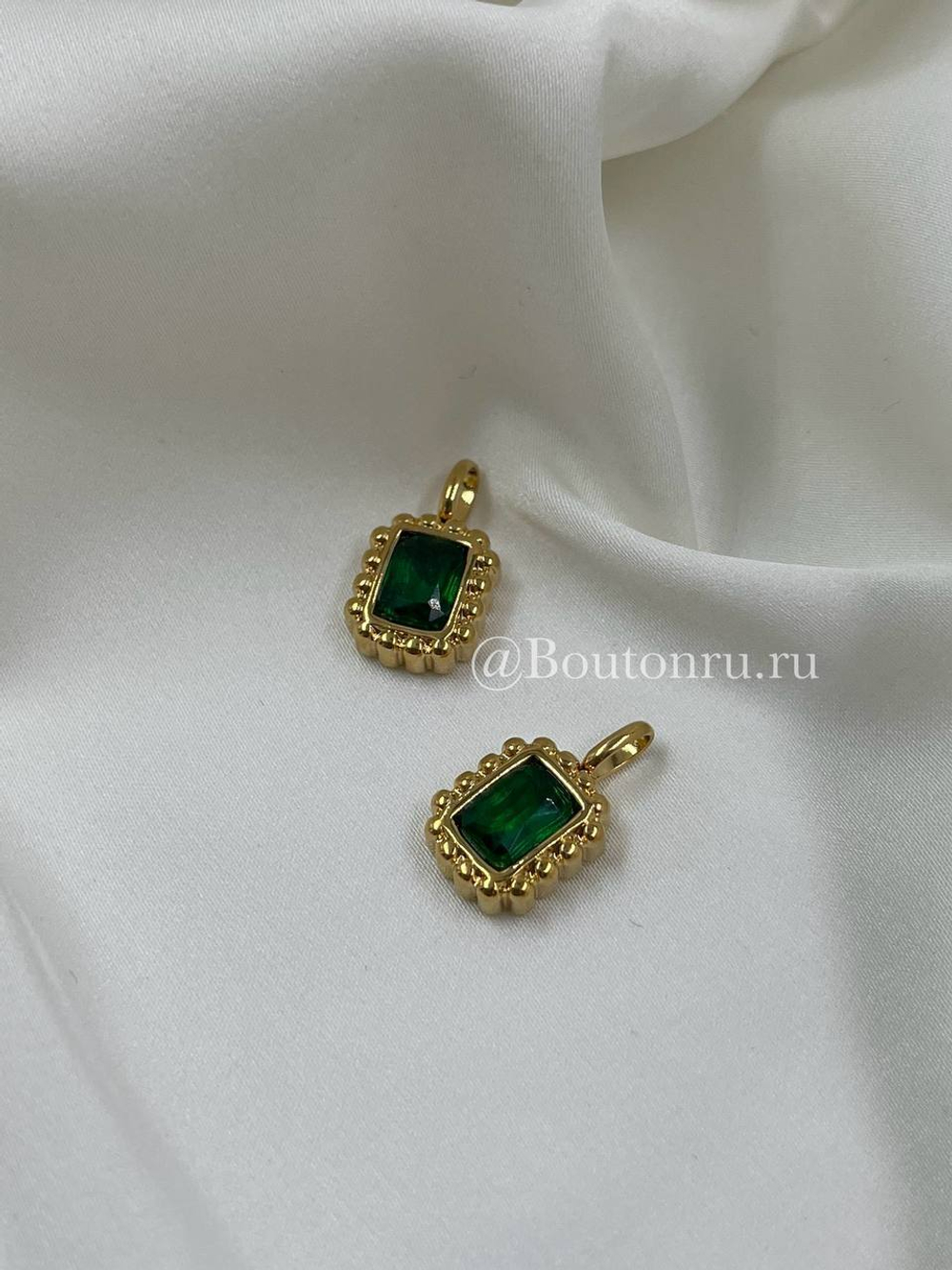 Подвеска золотистая с изумрудным стразом