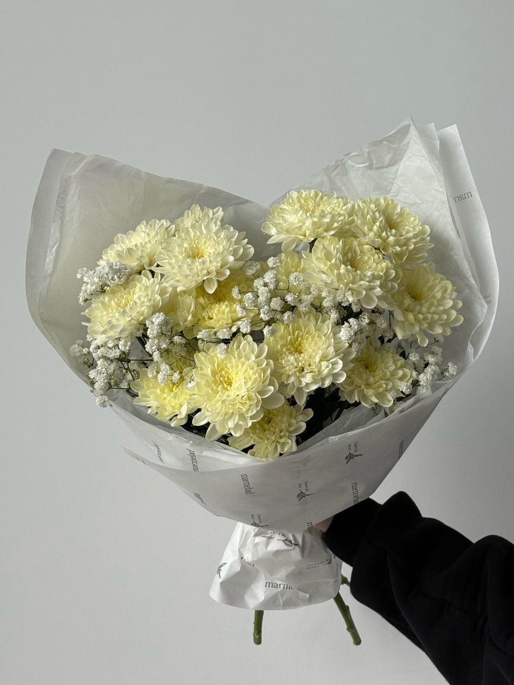 Букет из хризантемы и гипсофилы