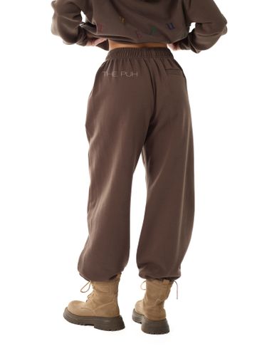 Коричневый костюм с цветной вышивкой на спине