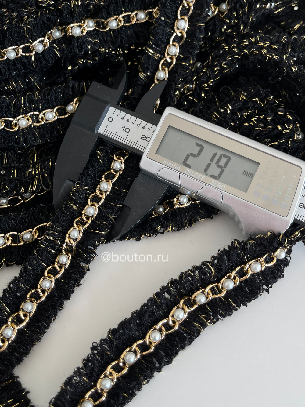 Тесьма черная с люрексом, жемчугом и золотистой цепью