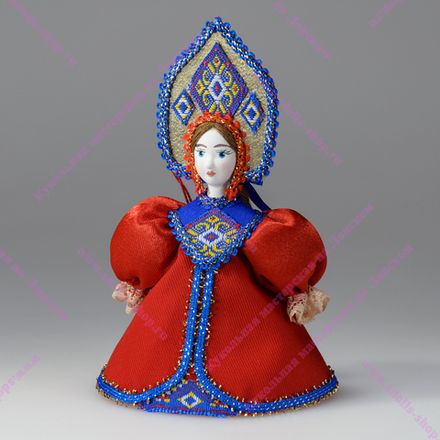 Малая подвесная кукла в кокошнике с ромбами