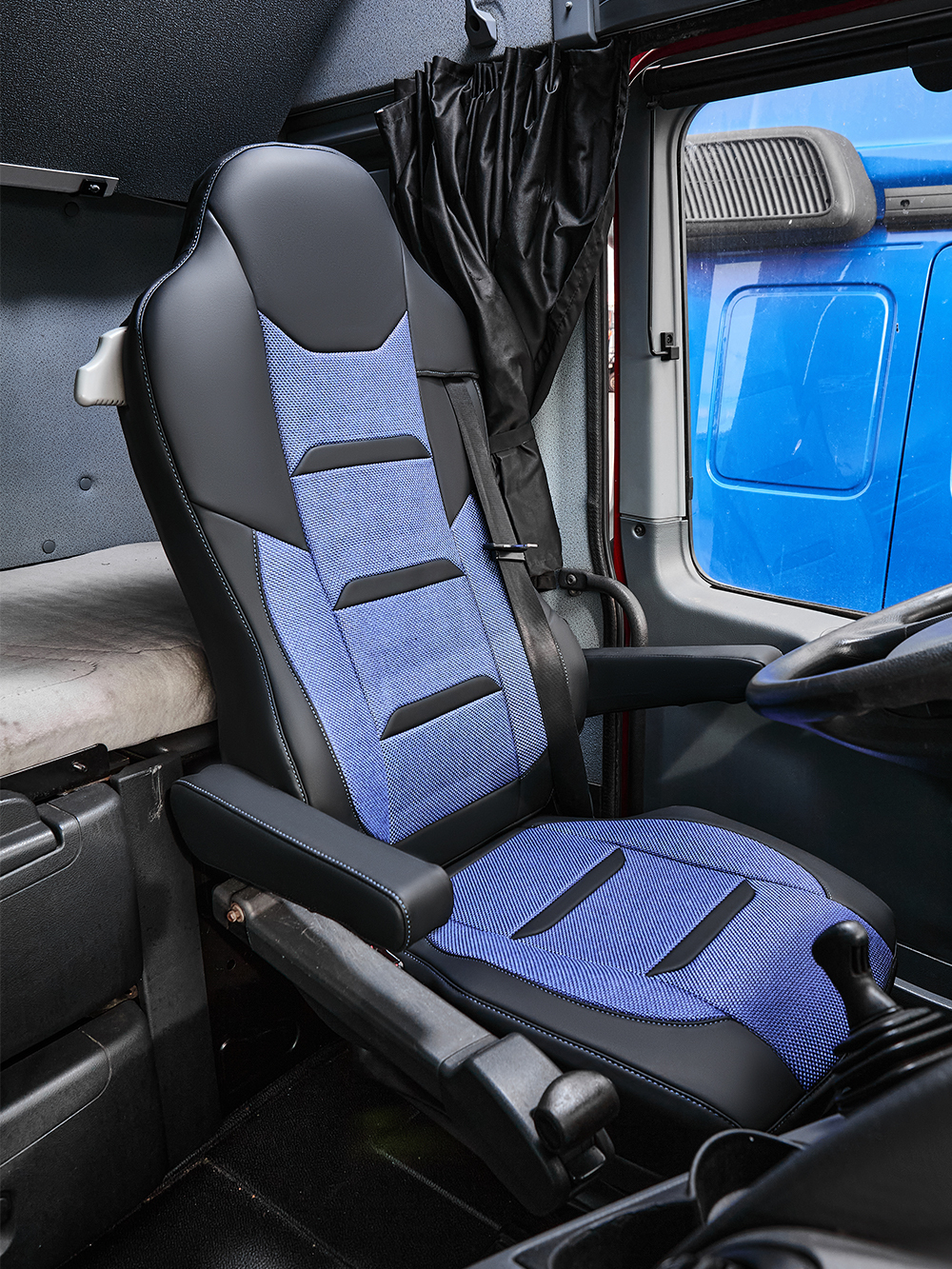 Чехлы Люкс Mercedes Actros MP3 (экокожа, черный, синяя вставка (рогожка))