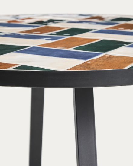 Уличный стол Tella из оцинкованной стали графитового цвета с разноцветной плиткой, диаметр 120 см