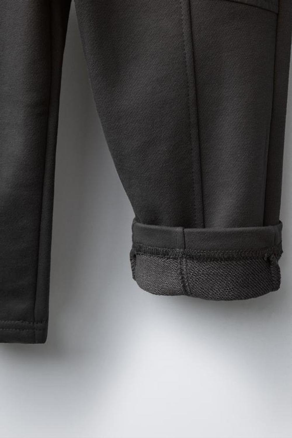 ZARA БРЮКИ С КОНТРАСТНЫМИ ДЕТАЛЯМИ И НАШИВКОЙ, АНТРАЦИТОВО-СЕРЫЙ