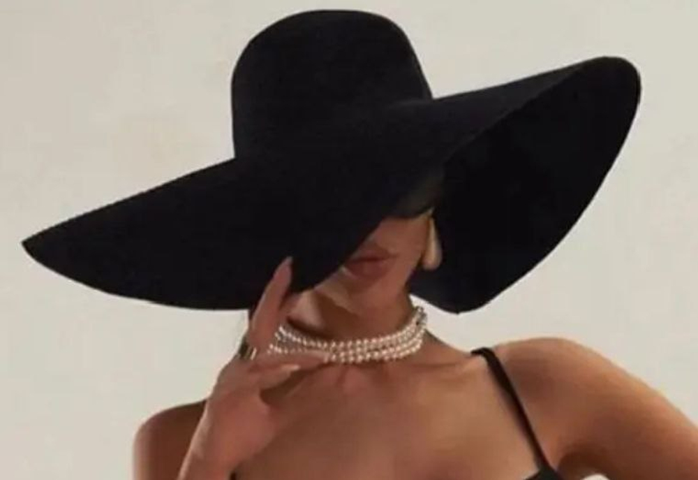 Фетровая шляпа с широкими полями.